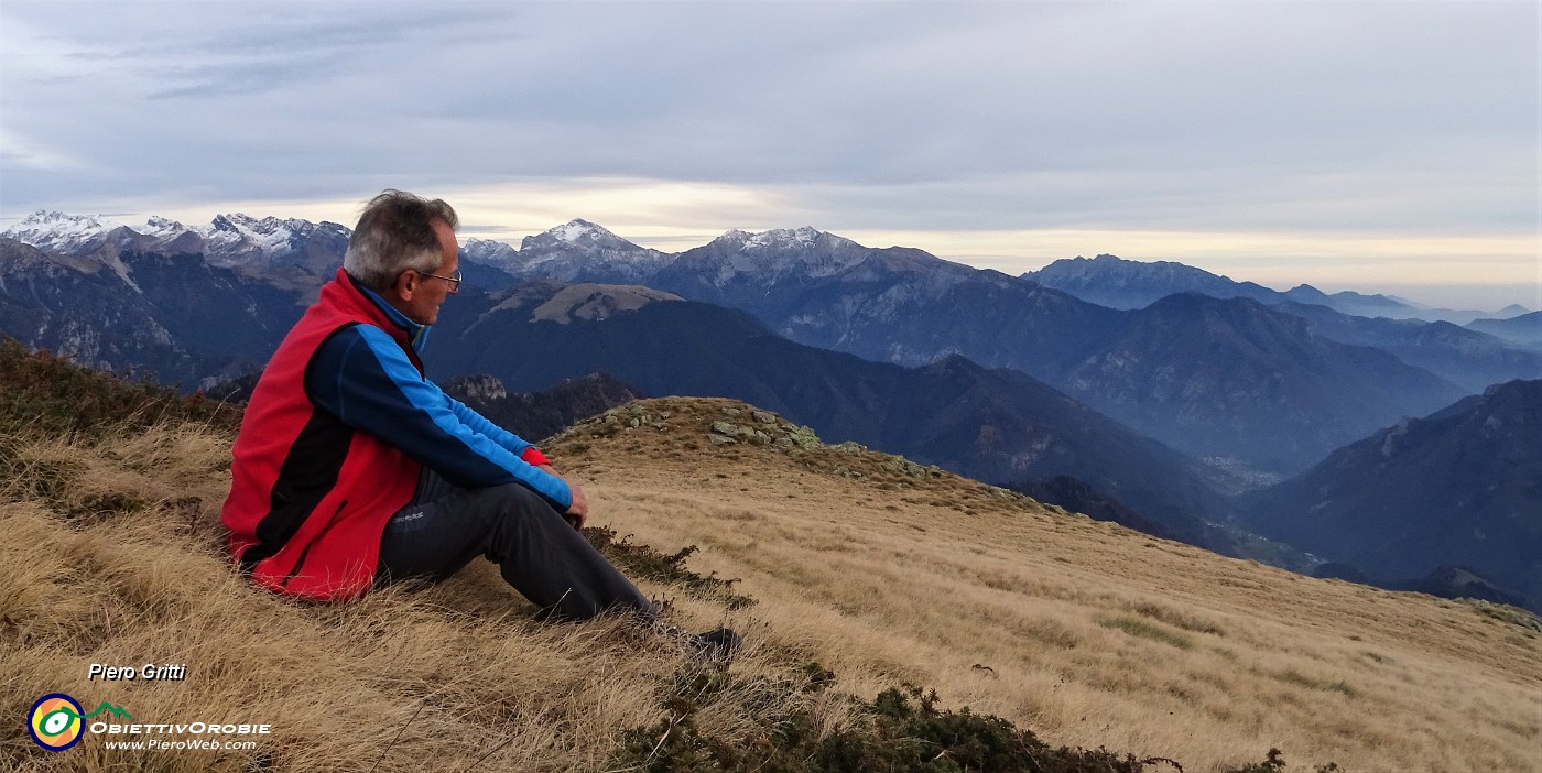 91 Su 'Il Cimetto' (1862 m) croce a ricordo con vista -Becco-Arera-Menna-Alben.JPG